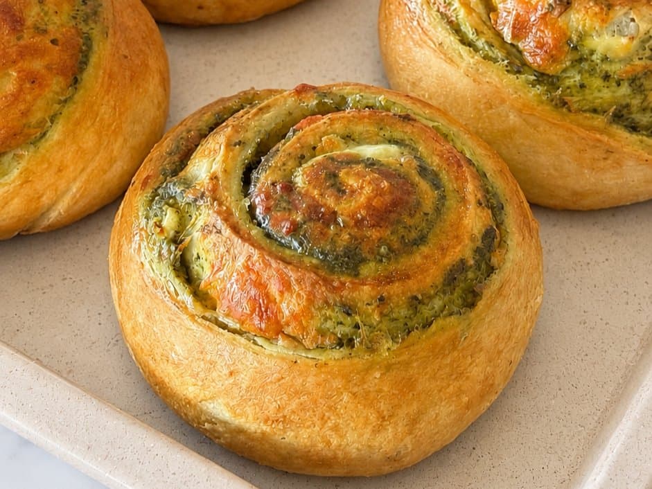 מאפה פסטו וגבינת מוצרלה